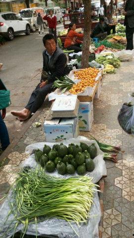 昆明屋顶吃瓜,夏日休闲新风尚