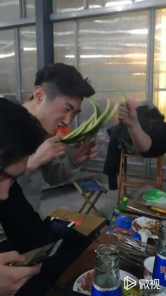 好朋友现场吃瓜,好友们的欢乐时光