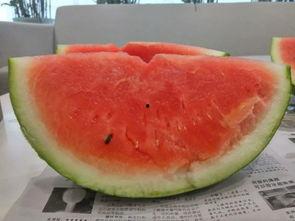 好朋友现场吃瓜,好友们的欢乐时光