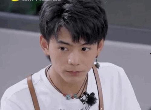 黄小明吃瓜大笑,揭秘娱乐圈幕后趣闻