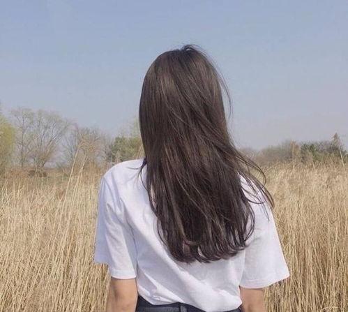 吃瓜女孩背影照片