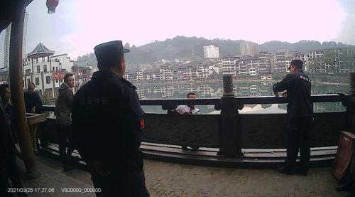 大爷吃瓜然后跳桥,大爷吃瓜不慎坠桥，惊险一幕引众关注