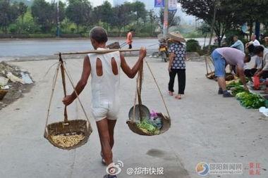 大爷吃瓜然后跳桥,大爷吃瓜不慎坠桥，惊险一幕引众关注