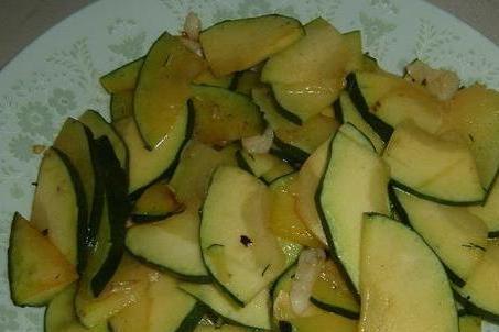 乡村吃瓜50字,夏日里的悠闲时光