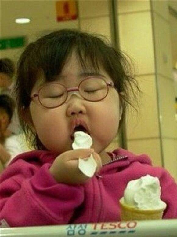 闺女吃瓜搞笑视频,萌态百出引网友爆笑