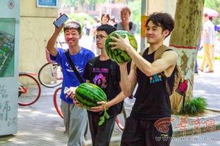 学院操场跳舞吃瓜,学院生活新风尚