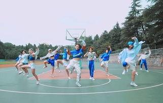 学院操场跳舞吃瓜,学院生活新风尚