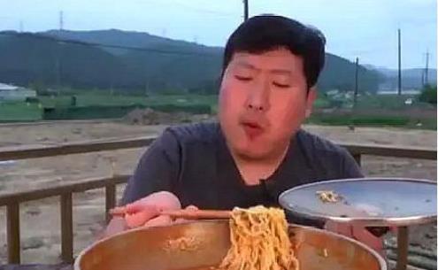 农村大叔吃瓜,乐享田园生活